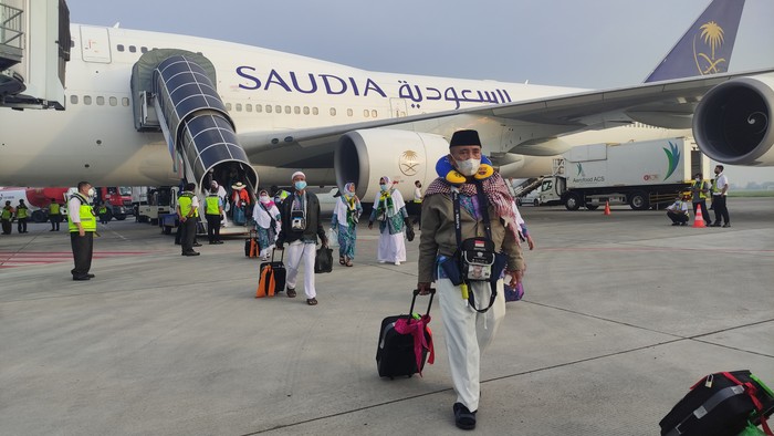 jemaah haji kloter pertama tiba di bandara juanda