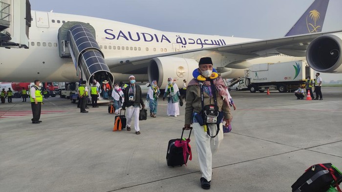 jemaah haji kloter pertama tiba di bandara juanda