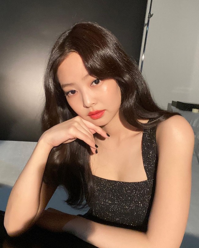 Jennie BlackpinkSetelah Jisoo, kini giliran Jennie yang unjuk kebolehan di bidang akting. Berbeda dengan rekannya, Jennie debut sebagai aktris dalam sebuah serial Amerika berjudul The Idol bersama Lily-Rose Depp hingga The Weeknd. Jennie mengaku mengambil proyek tersebut karena ceritanya menarik. Drama itu sendiri berkisah tentang seorang artis pop wanita dengan seorang guru dan pemimpin sekte modern.Foto: Instagram @jennierubyjane