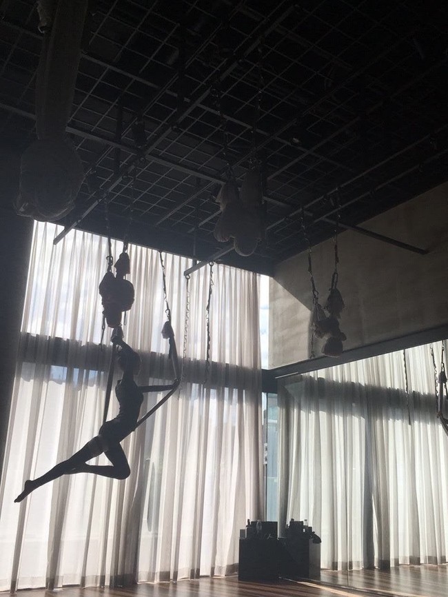 Selain latihan menggunakan alat berat, Karina aespa juga melakukan pilates. Ia beberapa kali memamerkan kemampuan aerial yoga di akun media sosial aespa. Foto: dok. Instagram @aespa_official