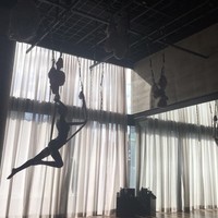 Selain latihan menggunakan alat berat, Karina aespa juga melakukan pilates. Ia beberapa kali memamerkan kemampuan aerial yoga di akun media sosial aespa. Foto: dok. Instagram @aespa_official