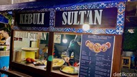 Kebuli Sultan namanya. Gerai nasi kebuli ini mangkal menggunakan gerobak di area kuliner samping apartemen Kalibata City. Tepatnya berada di samping penjual minuman dan crepes. Foto: detikFood/Yenny Mustika Sari
