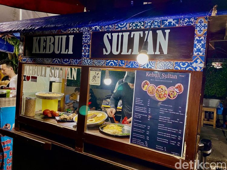 Orang Pakistan Asli Ini Jual Nasi Kebuli Enak Pakai Gerobak di Kalibata