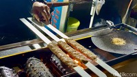 Ini tampilan kebab ala Turki yang sedang dimasak oleh sang penjual. Cita rasanya lezat karena bahan yang digunakan berkualitas. Foto: detikFood/Yenny Mustika Sari