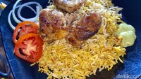 Salah satu menu populernya adalah nasi kebuli dengan topping ayam panggang. Harganya mulai dari Rp 15.000-an. Foto: detikFood/Yenny Mustika Sari