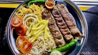 Ada juga menu Adana Kebab yang khas dari Turki. Daging giling panggang ini disajikan bersama nasi kebuli mix, kentang goreng, dan lainnya. Foto: detikFood/Yenny Mustika Sari