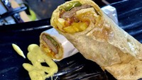 Menu syawarma dengan isian daging panggang ini juga tak kalah nikmat. Kamu bisa mencobanya dengan harga Rp 20.000-an. Foto: detikFood/Yenny Mustika Sari