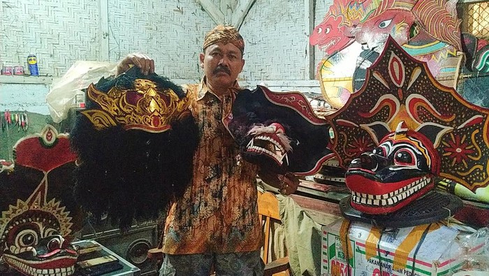 Sugiyanto, saat membersihkan peralatan kesenian jaranan di rumahnya Desa Kaliakah, Kecamatan Negara, Sabtu  (16/7/2022).