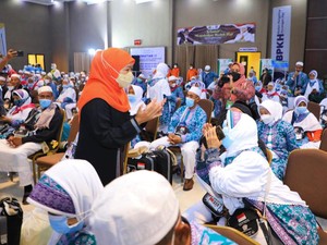 Gubernur Khofifah Pantau Skrining Jemaah Haji Kloter 1 di Asrama Haji Surabaya