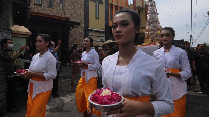 KIRAB CETHIK GENI Warga menyiapkan gunungan Lumpia Duleg untuk Kirab Cethik Geni di Gatak, Delanggu, Klaten, Jawa Tengah, Minggu (17/7/2022). Kirab Cethik Geni IV yang dikemas dengan cerita lahirnya lembu Suroloyo atau lembu kebaikan itu diharapkan menjadi simbol persatuan antarsesama manusia sehingga terwujud kedamaian. ANTARA FOTO/Aloysius Jarot Nugroho/aww.