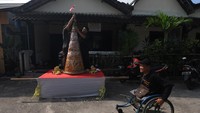 Warga menyiapkan gunungan Lumpia Duleg untuk Kirab Cethik Geni di Gatak, Delanggu, Klaten, Jawa Tengah, Minggu (17/7/2022).