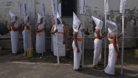 Sejumlah warga bersiap untuk mengikuti Kirab Cethik Geni di Gatak, Delanggu, Klaten, Jawa Tengah, Minggu (17/7/2022).