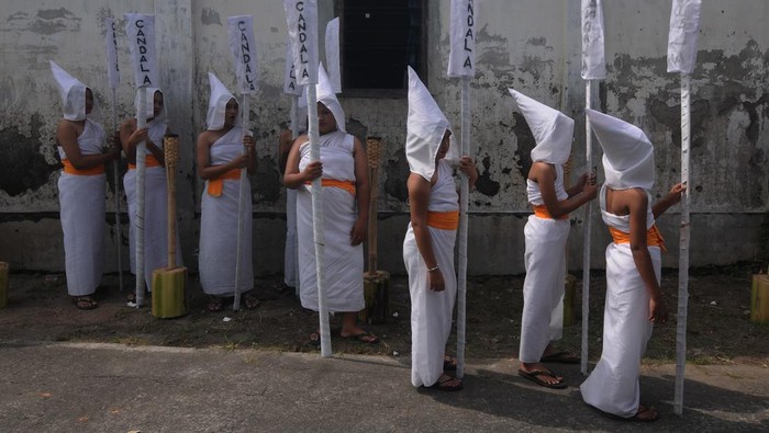 Warga menyiapkan gunungan Lumpia Duleg untuk Kirab Cethik Geni di Gatak, Delanggu, Klaten, Jawa Tengah, Minggu (17/7/2022). Kirab Cethik Geni IV yang dikemas dengan cerita lahirnya lembu Suroloyo atau lembu kebaikan itu diharapkan menjadi simbol persatuan antarsesama manusia sehingga terwujud kedamaian. ANTARA FOTO/Aloysius Jarot Nugroho/aww.