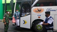 Sesekali, para jemaah haji melambaikan tangan pada warga sekitar dan keluarga yang menanti di pintu gerbang.