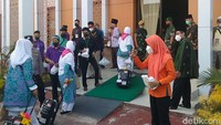 Setelah tiba, seluruh barang bawaan beserta jemaah langsung dibawa masuk ke Gedung Muzdalifah.