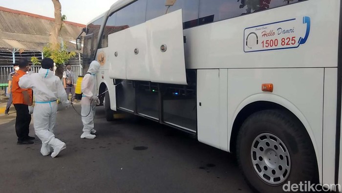 446 Jemaah haji tiba di Asrama Haji Sukolilo, Surabaya. Mereka dibawa dengan 6 bus.