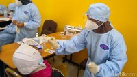 Bagi jemaah yang memiliki suhu di atas 37,5 atau bergejala COVID-19, maka tindakan selanjutnya diperlukan proses PCR.
