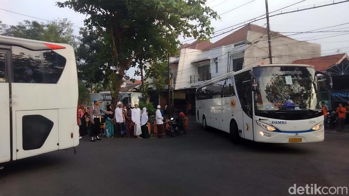 446 Jemaah haji tiba di Asrama Haji Sukolilo, Surabaya. Mereka dibawa dengan 6 bus.