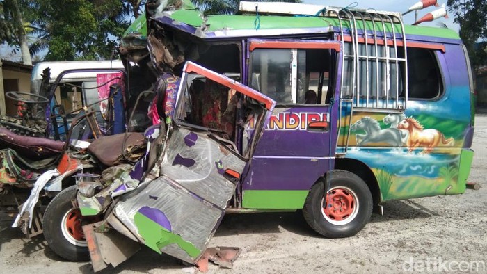 Kondisi bus yang mengalami kecelakaan di Jalinsum.