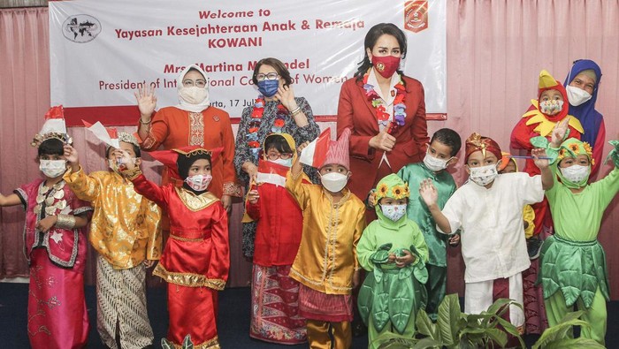 President of International Council of Women (ICW) Mrs Martina Marandel mengunjungi kantor Kowani, Jakarta, Minggu (17/7/22). Begini momennya.

Ketua Umum Kongres Wanita Indonesia sekaligus Vice President International Council of Women (ICW) Giwo Rubianto Wiyogo (kanan) mendengarkan sambutan President of International Council of Women (ICW) Mrs Martina Marandel saat kunjungan di kantor Kowani,  Jakarta, Minggu (17/7/22). Kunjungan kerja ICW sebagai bentuk dukungan terhadap negara Indonesia dalam perlindungan pemberdayaan perempuan dan anak diseluruh dunia dalam bidang ekonomi dan pendidikan, untuk melihat bagaimana kesetaraan antara laki-laki dan perempuan berkembang di dunia. FOTO : DWI PAMBUDO/RAKYAT MERDEKA