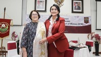 Mrs Martina Marandel diterima oleh Ketua Umum Kongres Wanita Indonesia sekaligus Vice President International Council of Women (ICW) Giwo Rubianto Wiyogo (kanan).