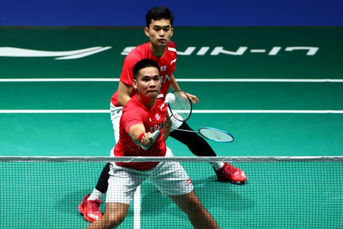 SINGAPORE, SINGAPORE - JULY 17: Leo Rolly Carnando (top) and Daniel Marthin of Indonesia compete against compatriots Fajar Alfian and Muhammad Rian Ardianto in their mens doubles final match during the Singapore Open at the Singapore Indoor Stadium on July 17, 2022 in Singapore. (Photo by Yong Teck Lim/Getty Images)