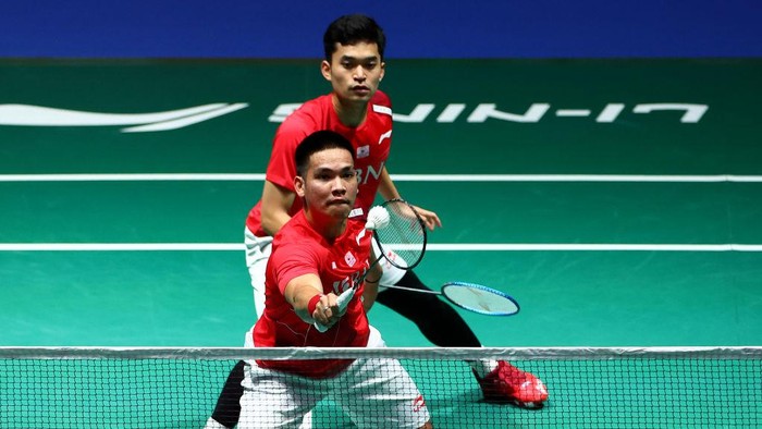 SINGAPORE, SINGAPORE - JULY 17: Leo Rolly Carnando (top) and Daniel Marthin of Indonesia compete against compatriots Fajar Alfian and Muhammad Rian Ardianto in their mens doubles final match during the Singapore Open at the Singapore Indoor Stadium on July 17, 2022 in Singapore. (Photo by Yong Teck Lim/Getty Images)