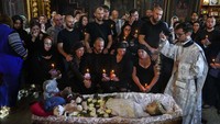 Kerabat dan teman memberikan penghormatan terakhir kepada Liza, selama upacara berkabung di sebuah gereja Ortodoks di Vinnytsia, Ukraina, Minggu 17 Juli 2022.