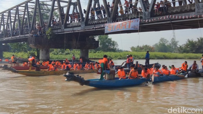 Lomba dayung perahu naga di Tanjungbalai, Sumut.