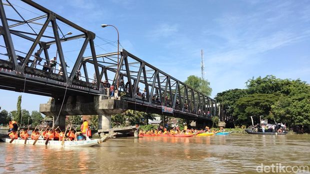 Lomba dayung perahu naga di Tanjungbalai, Sumut.