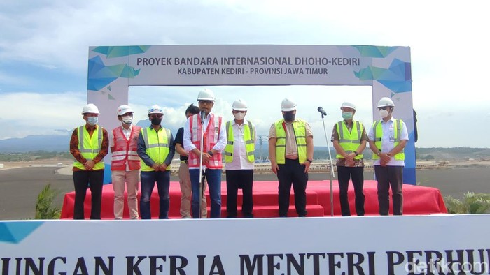 Menhub Budi Karya Sumadi meninjau pembangunan Bandara Dhoho di Kediri
