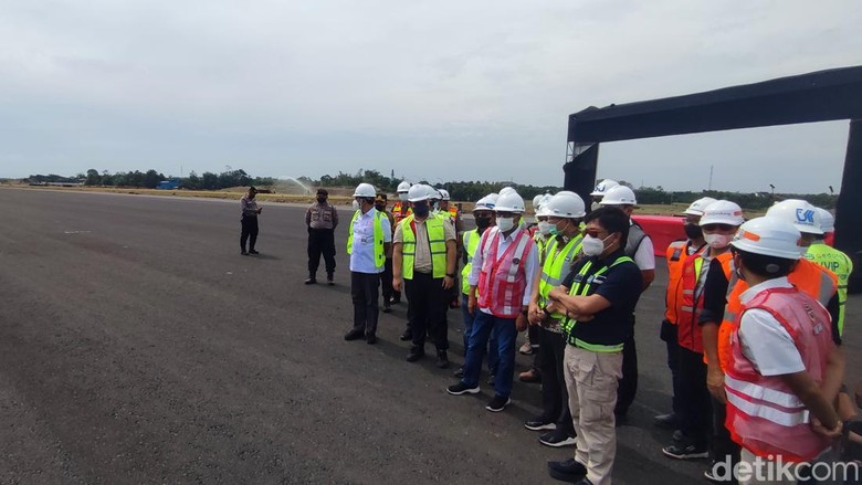 Menhub Budi Karya Sumadi meninjau pembangunan Bandara Dhoho di Kediri Menhub Budi Karya Sumadi meninjau pembangunan Bandara Dhoho di Kediri