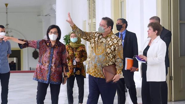 Menteri Keuangan Sri Mulyani bersama Menko Perekonomian Airlangga Hartarto mendampingi Managing Director IMF, Kristalina Georgieva  bertemu Presiden Joko Widodo di Istana Bogor, Minggu (17/7/2022). (Tangkapan Layar via Instagram @smindrawati)