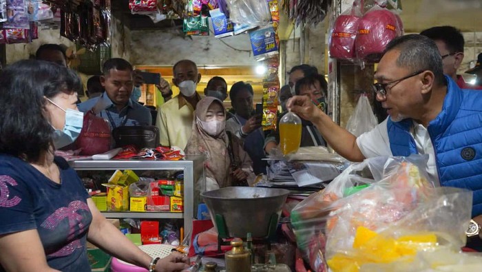 Menteri Perdagangan Zulkifli Hasan melakukan kunjungan kerja ke Kota Cirebon. Mendag memantau harga kebutuhan pokok di Pasar Jagasatru, Kota Cirebon.