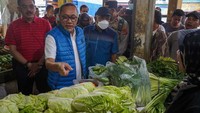 Saat kunjungan kerjanya di Pasar Jagasatru, Kota Cirebon, Mendag Zulhas turut berdialog dengan sejumlah pedagang, mulai dari sayur-sayuran, pedagang cabai, bawang, kelontong, pedagang sapi, dan lainnya.