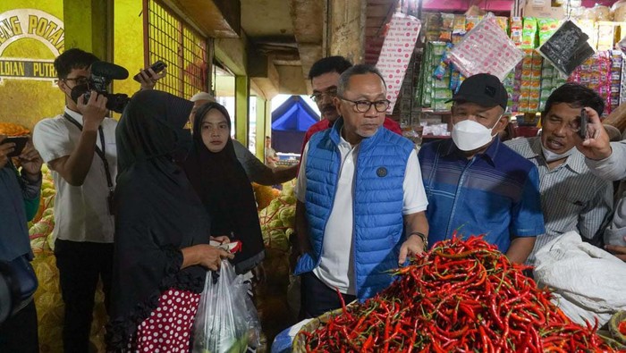 Menteri Perdagangan Zulkifli Hasan melakukan kunjungan kerja ke Kota Cirebon. Mendag memantau harga kebutuhan pokok di Pasar Jagasatru, Kota Cirebon.