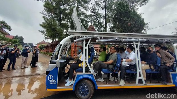 Menteri Sekretaris Negara (Mensesneg) Pratikno dan Menteri Dalam Negeri (Mendagri), Tito Karnavian melakukan peninjauan revitalisasi Taman Mini Indonesia Indah (TMII).
