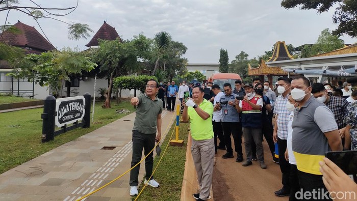 Menteri Sekretaris Negara (Mensesneg) Pratikno dan Menteri Dalam Negeri (Mendagri), Tito Karnavian melakukan peninjauan revitalisasi Taman Mini Indonesia Indah (Dwi Rahmawati/detikcom)