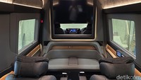 Biaya pengerjaan Mercedes-Benz Sprinter ini beragam. Biayanya dapat berubah tergantung permintaan konsumen. Namun Lombardi punya paket dengan harga mulai dari Rp 1,3 miliar. Foto: Muhammad Hafizh Gemilang/detikOto