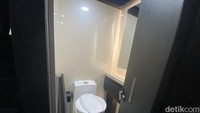 Kamar mandi yang dipasangkan Lombardi ke Mercedes-Benz Sprinter ini merupakan opsional. Meski dapat digunakan sepanjang waktu, kamar mandi ini diplot sebagai kamar mandi darurat yang memiliki kapasitas penampungan terbatas. Foto: Muhammad Hafizh Gemilang/detikOto