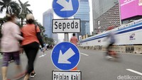 Mereka berjalan kaki dan bersepeda.