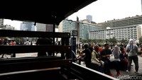 Ada juga yang duduk santai menikmati suasana.
