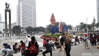 Warga asyik berswafoto.