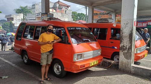 Nengah Suarta sedang menunggu penumpang di Terminal Amlapura, Karangasem, Minggu (17/7/2022). Sejumlah sopir angkot mengeluhkan sepinya penumpang.