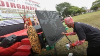 Pemda setempat menggelar pesta rakyat dengan membagikan secara gratis berbagai jenis kuliner makanan dan minuman kepada masyarakat serta menampilkan gelaran seni budaya dalam rangka memperingati Hari Jadi Kota Palangka Raya yang ke-65.