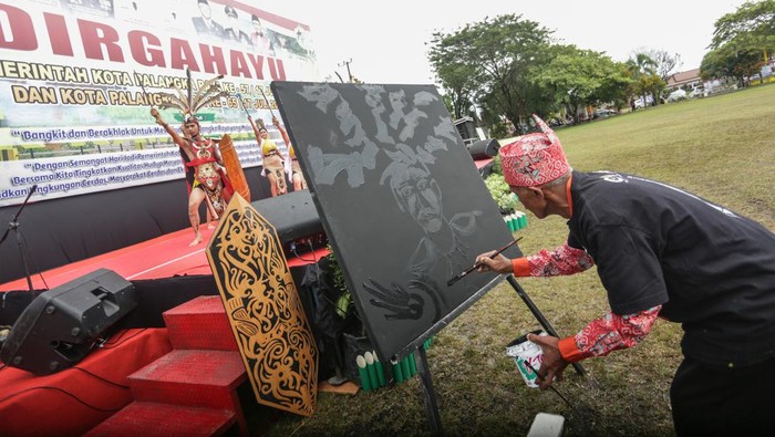 PAGELARAN GEBYAR PESTA RAKYAT DI PALANGKA RAYA Sejumlah warga mengambil kuliner gratis pada Gebyar Pesta Rakyat di halaman kantor Walikota Palangka Raya, Kalimantan Tengah, Minggu (17/7/2022). Pemda setempat menggelar pesta rakyat dengan membagikan secara gratis berbagai jenis kuliner makanan dan minuman kepada masyarakat serta menampilkan gelaran seni budaya dalam rangka memperingati Hari Jadi Kota Palangka Raya yang ke-65. ANTARA FOTO/Makna Zaezar/YU