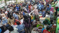 Sejumlah warga mengambil kuliner gratis pada Gebyar Pesta Rakyat di halaman kantor Walikota Palangka Raya.
