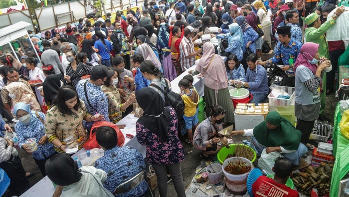 PAGELARAN GEBYAR PESTA RAKYAT DI PALANGKA RAYA Sejumlah warga mengambil kuliner gratis pada Gebyar Pesta Rakyat di halaman kantor Walikota Palangka Raya, Kalimantan Tengah, Minggu (17/7/2022). Pemda setempat menggelar pesta rakyat dengan membagikan secara gratis berbagai jenis kuliner makanan dan minuman kepada masyarakat serta menampilkan gelaran seni budaya dalam rangka memperingati Hari Jadi Kota Palangka Raya yang ke-65. ANTARA FOTO/Makna Zaezar/YU