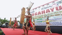 Seniman menampilkan tarian Dayak Kalimantan Tengah pada Gebyar Pesta Rakyat di halaman kantor Walikota Palangkaraya, Kalimantan Tengah, Minggu (17/7/2022).