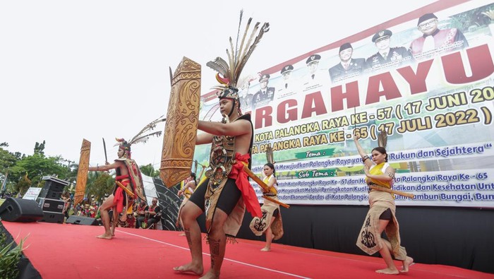 PAGELARAN GEBYAR PESTA RAKYAT DI PALANGKA RAYA Sejumlah warga mengambil kuliner gratis pada Gebyar Pesta Rakyat di halaman kantor Walikota Palangka Raya, Kalimantan Tengah, Minggu (17/7/2022). Pemda setempat menggelar pesta rakyat dengan membagikan secara gratis berbagai jenis kuliner makanan dan minuman kepada masyarakat serta menampilkan gelaran seni budaya dalam rangka memperingati Hari Jadi Kota Palangka Raya yang ke-65. ANTARA FOTO/Makna Zaezar/YU